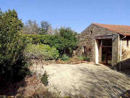 Maison familiale en pierre avec piscine à Quintenas
