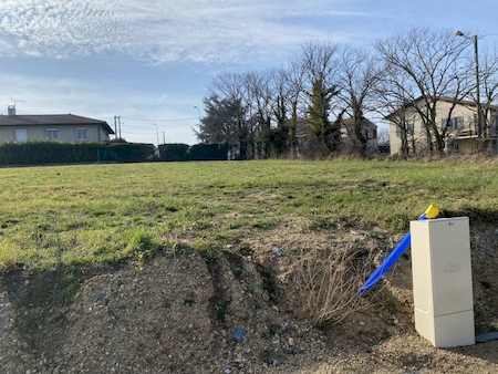 SAINT-CYR - TERRAIN DE 667 M² EN LOTISSEMENT - PROCHE VILLAGE