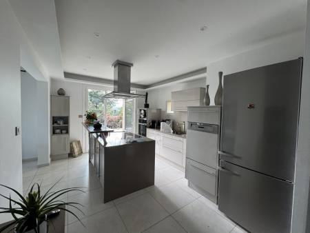 Proximité du golf de Gourdan – Superbe propriété 247m² avec parc paysager et piscine à Saint Clair