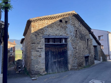 Tènement en pierre, maison à restaurer avec dépendances à BROSSAINC