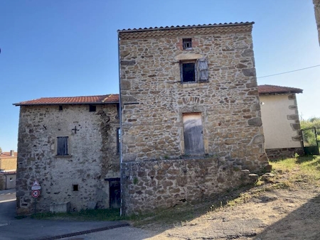 Tènement en pierre, maison à restaurer avec dépendances à BROSSAINC