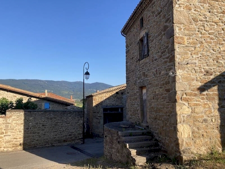 Tènement en pierre, maison à restaurer avec dépendances à BROSSAINC