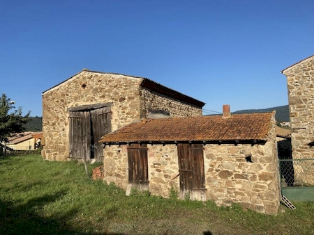Tènement en pierre, maison à restaurer avec dépendances à BROSSAINC