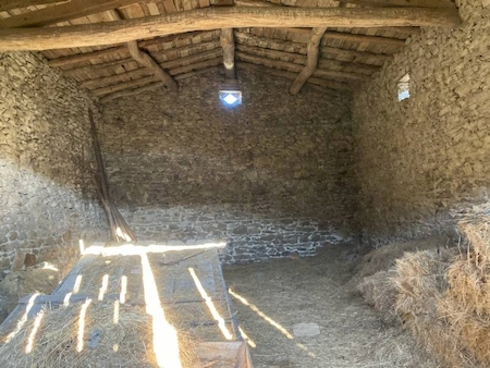 Tènement en pierre, maison à restaurer avec dépendances à BROSSAINC