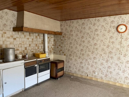 Tènement en pierre, maison à restaurer avec dépendances à BROSSAINC