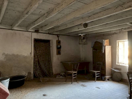 Tènement en pierre, maison à restaurer avec dépendances à BROSSAINC