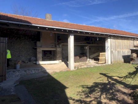 MAISON EN PIERRE AVEC DEPENDANCES ET TERRAIN A ECLASSAN