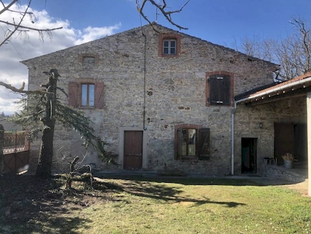 MAISON EN PIERRE AVEC DEPENDANCES ET TERRAIN A ECLASSAN