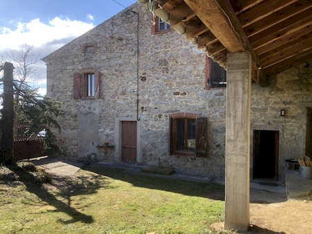 MAISON EN PIERRE AVEC DEPENDANCES ET TERRAIN A ECLASSAN