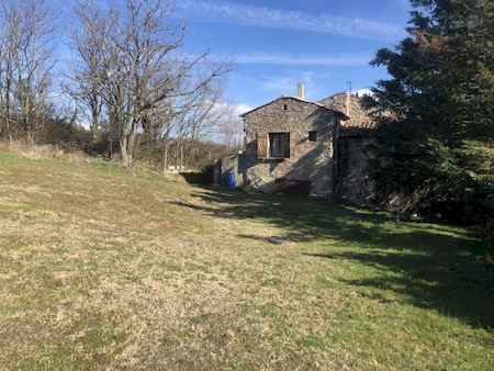 MAISON EN PIERRE AVEC DEPENDANCES ET TERRAIN A ECLASSAN