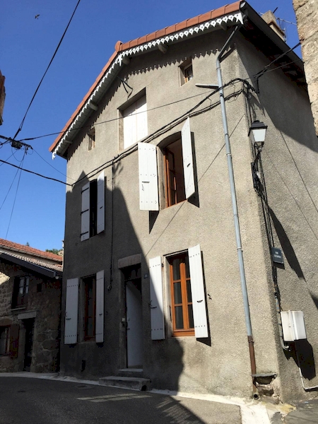 séjour lumineux à rénover eurosud immo annonay satillieu maison de village maison en pierre plusieurs caves combles aménageables abita immobilier chambres sur parquet wc indépendant