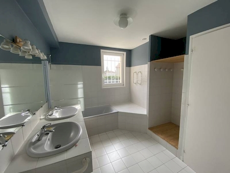 AU COEUR DU VILLAGE DE ROIFFIEUX- MAISON de 180m² avec 5 chambres.