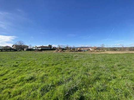 SAINT-CYR - TERRAIN DE 630 M² EN LOTISSEMENT - PROCHE VILLAGE