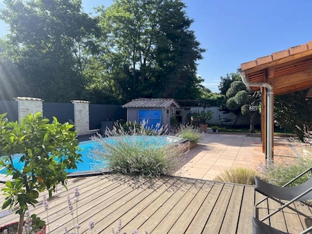 VILLA PROVENCALE AVEC PISCINE ET TERRAIN ARBORE A PEYRAUD