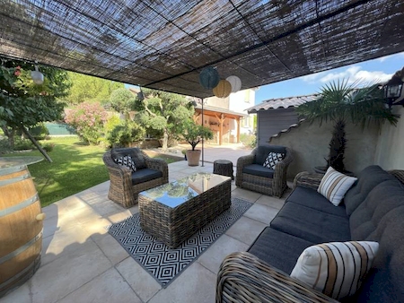 VILLA PROVENCALE AVEC PISCINE ET TERRAIN ARBORE A PEYRAUD