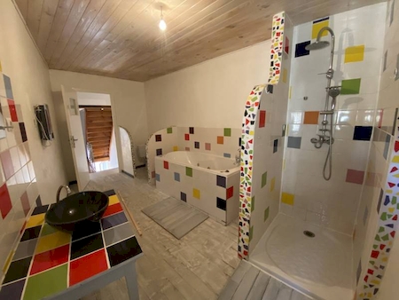 ROIFFIEUX - MAISON DE VILLAGE EN PIERRE AVEC GARAGE 2 ROUES
