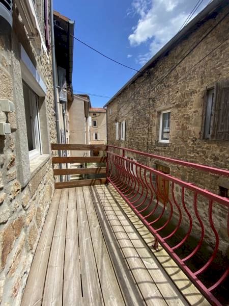 ROIFFIEUX - MAISON DE VILLAGE EN PIERRE AVEC GARAGE 2 ROUES