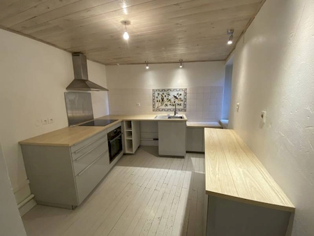 ROIFFIEUX - MAISON DE VILLAGE EN PIERRE AVEC GARAGE 2 ROUES
