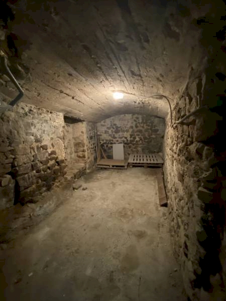 ROIFFIEUX - MAISON DE VILLAGE EN PIERRE AVEC GARAGE 2 ROUES