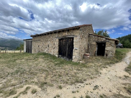 Propriété en pierre avec dépendances sur 16 hectares à VILLEVOCANCE