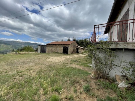 Propriété en pierre avec dépendances sur 16 hectares à VILLEVOCANCE