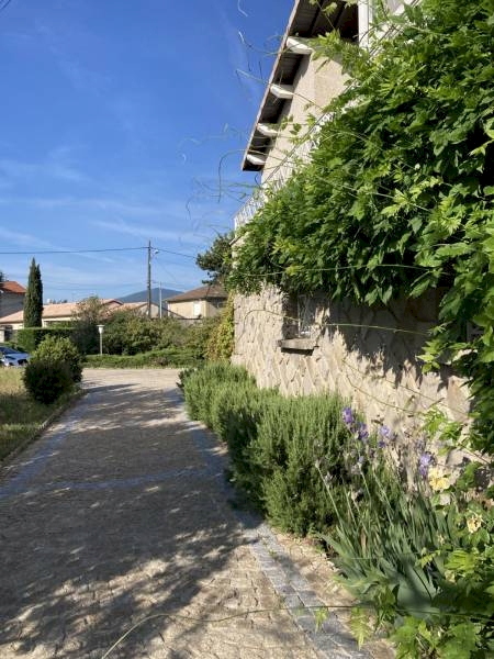 ANNONAY - QUARTIER ECOLE - 2 GRANDS GARAGES - MAISON AVEC 1123M² DE TERRAIN