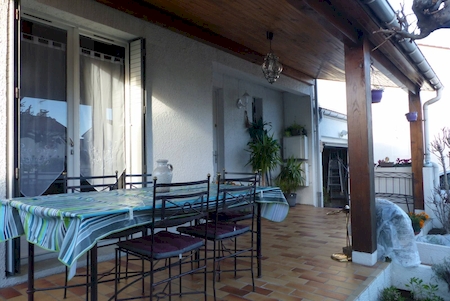 belle terrasse côté Sud sur le jardin plain pied maison annonay