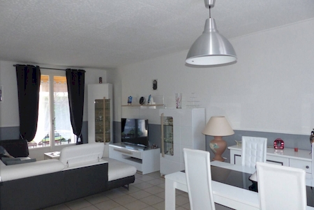 grand séjour traversant avec accès terrasse plain pied maison appartement annonay
