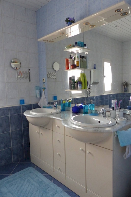 salle d'eau avec wc et fenêtre double vasque appartement maison annonay