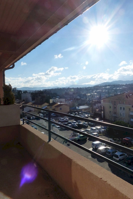 balcon exposé Sud avec vue dégagée