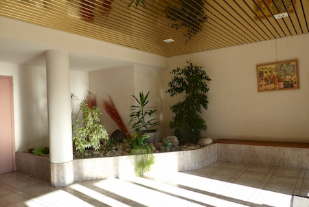 hall d'entrée de l'immeuble avec ascenseur