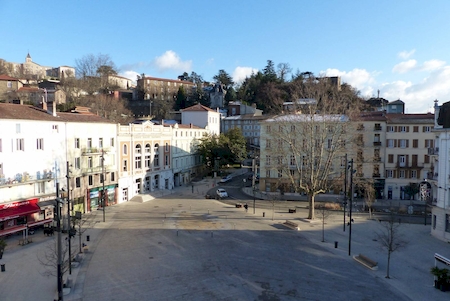 vue sur la place des Cordeliers proche de l'agence goudart patot et abita immobilier