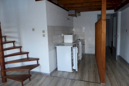 pièce à vivre avec escalier