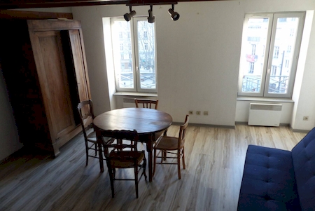 séjour avec vue sur la place des Cordeliers a coté du cabinet des cordeliers