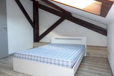chambre mansardée avec lit