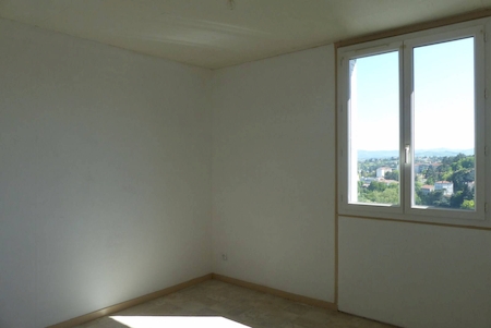 chambre avec vue sur la ville d'ANNONAY