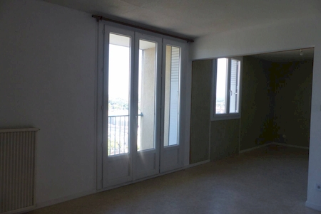 salontrès lumineux avec accès sur balcon