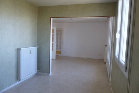 salon /séjour lumineux avec balcon