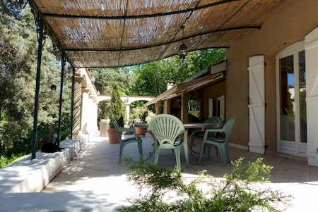 terrasse avec coin plancha façade soleil levant MAISON BOURG ARGENTAL maison annonay de plain pied maison davézieux investissement locatif eurosud immo annonay immobilier agence reynaud abtat immobilier régie goudard patot maison avec piscine cusine