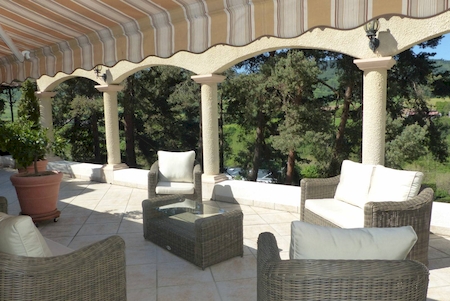 belle terrasse ombragée façade soleil levant MAISON BOURG ARGENTAL maison annonay de plain pied maison davézieux investissement locatif eurosud immo annonay immobilier agence reynaud abtat immobilier régie goudard patot maison avec piscine cusine us