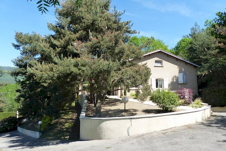façade soleil levant MAISON BOURG ARGENTAL maison annonay de plain pied maison davézieux investissement locatif eurosud immo annonay immobilier agence reynaud abtat immobilier régie goudard patot maison avec piscine cusine us cuisine ouverte cuisine