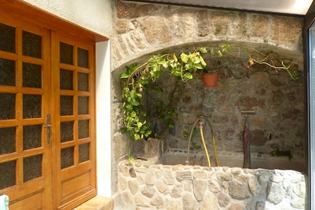 BATISSE EN PIERRE SATILLIEU IDEAL POUR UN GITE