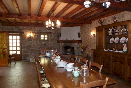 BATISSE EN PIERRE SATILLIEU IDEAL POUR UN GITE