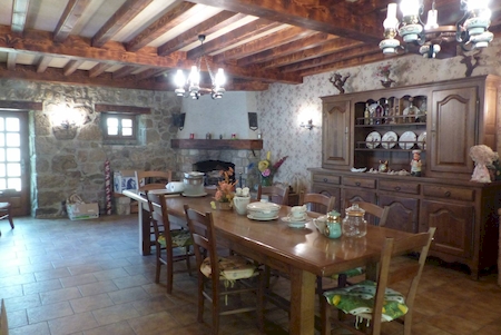 BATISSE EN PIERRE SATILLIEU IDEAL POUR UN GITE