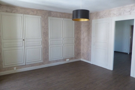 grand salon avec nombreux placards