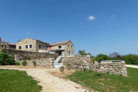 Propriété en pierre proche A7 avec piscine sur plus d'un hectare de terrain