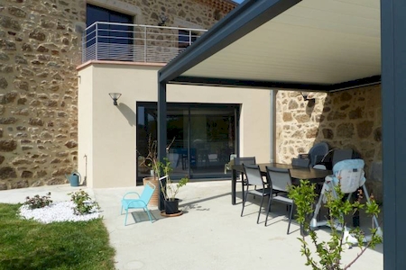 Propriété en pierre proche A7 avec piscine sur plus d'un hectare de terrain