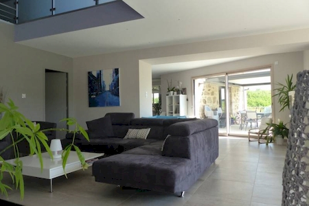 Propriété en pierre proche A7 avec piscine sur plus d'un hectare de terrain