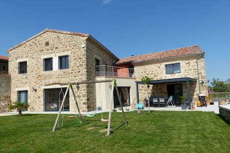 Propriété en pierre proche A7 avec piscine sur plus d'un hectare de terrain