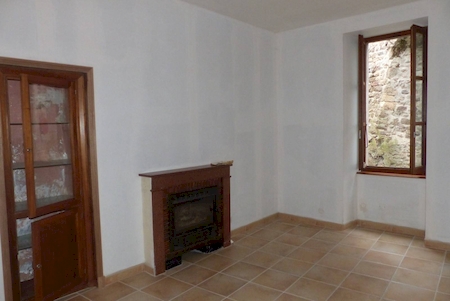 séjour lumineux à rénover eurosud immo annonay satillieu maison de village maison en pierre